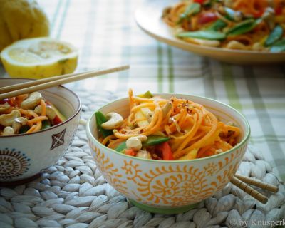 Knackige Süsskartoffel-Spaghetti-Pfanne mit Sommergemüse, Kokos und karamallisierten Cashewnüssen
