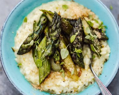 Veganes Risotto mit gebratenem grünen Spargel