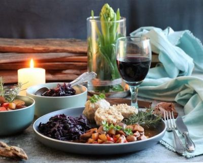 Pilzgulasch mit Blaukraut und Semmelknödel