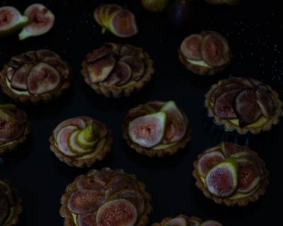 Feigentartelettes mit zarter Melonencrème und knusprigem Boden / lovely fig tarts with a velvet melon crème and a crunchy crust