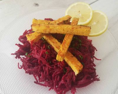 Rote-Bete-Salat mit gebratenen Lupinen-Tempeh-Sticks an Wildkräutern