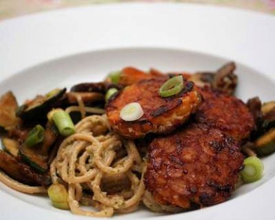 Spaghetti mit Macadamia-Pesto und Tempeh