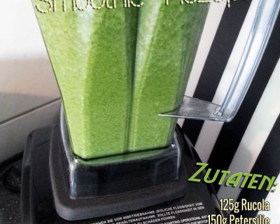 Grüner Smoothie mit Petersilie, Rucola, Honigmelone und Ananas