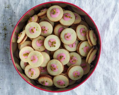 Vegane Punschkekse mit Nuss-Rumfüllung