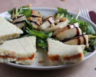 Vegane Chorizo-Grießschnitten an glasierten Mairübchen auf Rucola