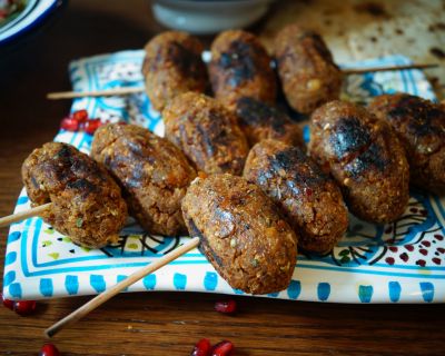 Orientalische Kofta mit zartem Auberginensalat und gebratenen Paprikastreifen