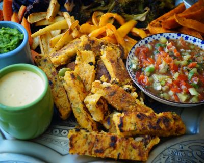 Knusprige Polentasticks mit sauerscharfem Ofengemüse und dreierlei Dip - Erbsen-Minz, Kiwi-Tomate und Orange-Tahini