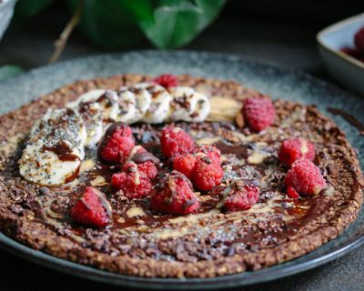 Schoko-Haferflocken-Pizza mit Himbeeren & Erdnussbutter