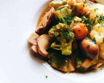 Bunte Gemüsepfanne mit Kartoffelbrei