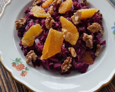 Rotkohl-Salat mit Orangen und Walnüssen