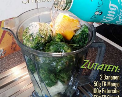 Grüner Smoothies mit Petersilie, Spinat, grüner Tee, Banane, Melone, Mango und Kokoswasser