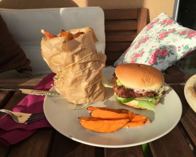 veganer Burger mit Süßkartoffel-Pommes