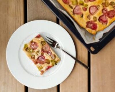 Einfacher Blechkuchen mit Rhabarber