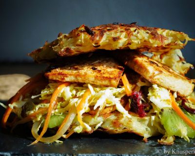 Röstiburger mit Jerk Tofu und karibischem Cole Slaw