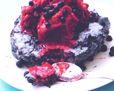 Blaue Pancakes mit Kirsch-Eis