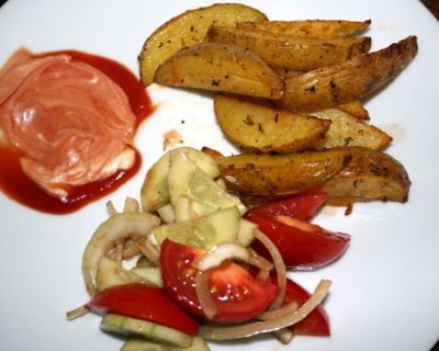 Kinderrezept: Kartoffelecken mit Tomaten-Gurken-Salat und pink Sauce und Avocadorezepte