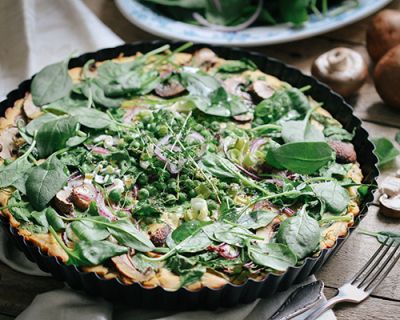 Kichererbsen-Frittata mit Babyspinat, Erbsen & Champignons
