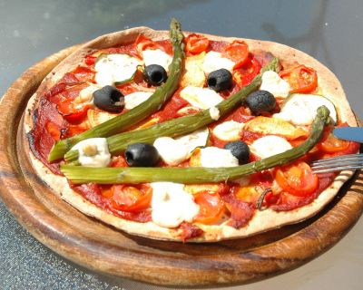 Schnelle, glutenfreie Wrap Pizza mit buntem Saisongemüse