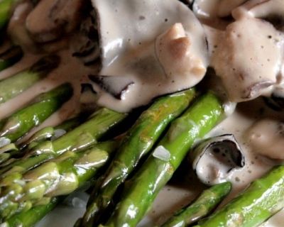 Gebratener Spargel mit Pilzen und veganer Käsesauce