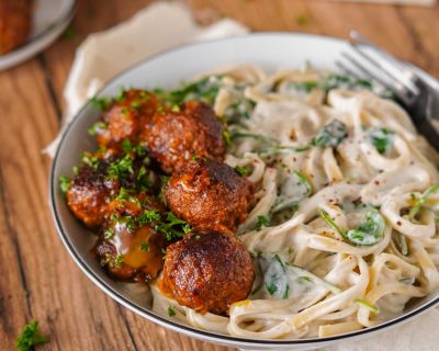 Vegane Pasta Alfredo mit Hackbällchen