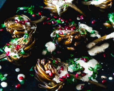 orientalische Artischocken aus dem Ofen mit feiner Sonnenblumenkerne-Sauce und Granatapfel / oriental roasted artichokes with sunflower seed sauce and pomegranate