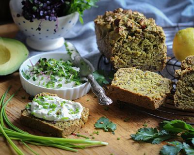 Avocado-Nussbrot mit Kräuterfrischcrème