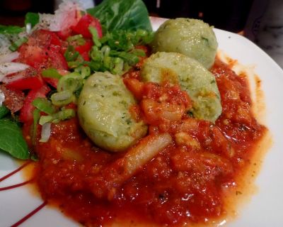 Grüne Klöße in Tomatenkäsesoße