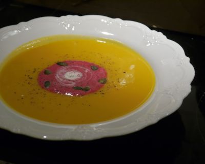 Süßkartoffelcremesuppe mit Rote-Beete-Kokos-Schaum