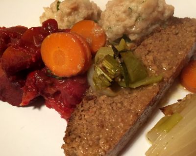 Veganer Braten an Ragout mit Semmelknödel