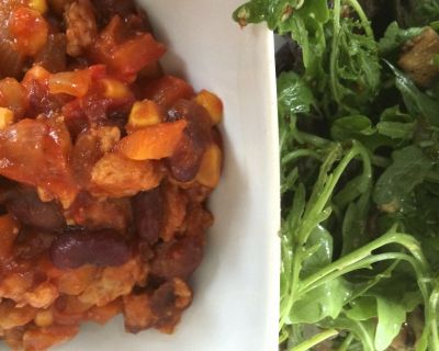 Chili con Soja mit Rucola-Pilz Salat