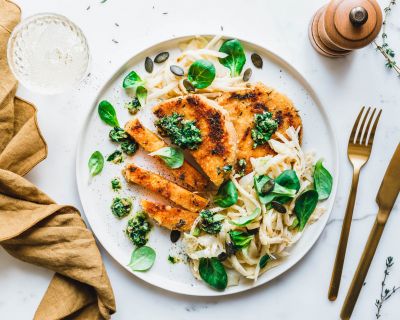 Kürbisschnitzel mit Thymian-Senf-Kruste und Sellerie-Fenchel-Salat
