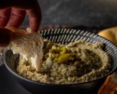 Mungobohnenhummus mit Jalapenos und Zatar