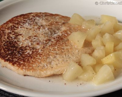 Kokos-Pfannkuchen mit Ananassauce