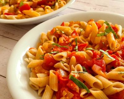 Schnelle Pasta mit frischen Tomaten und Basilikum