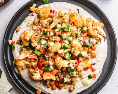 Gerösteter Blumenkohl & Kichererbsen mit Perlencouscous auf Tahin-Sauce