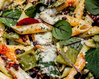 15 Minuten Blitz-Pasta-Salat mit Liebstöckel-Cashew-Dressing & saisonalen Zutaten [glutenfrei & vegan]