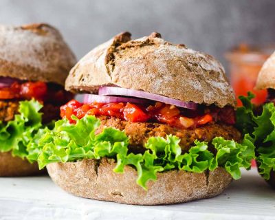 Veggie Burger mit Paprikasauce