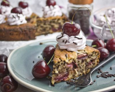 Ameisenkuchen mit frischen Kirschen