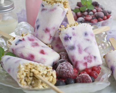 Frühstücks-Eis mit Beeren und Müsli