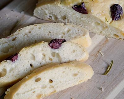 Luftiges Focaccia mit Oliven, Rosmarin und Salz