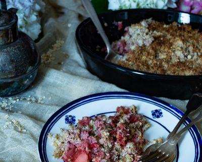 Schneller Beeren-Frühstücks-Crumble mit Haferflocken und Sonnenblumenkernen