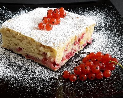LUFTIG LOCKERER JOHANNISBEERKUCHEN