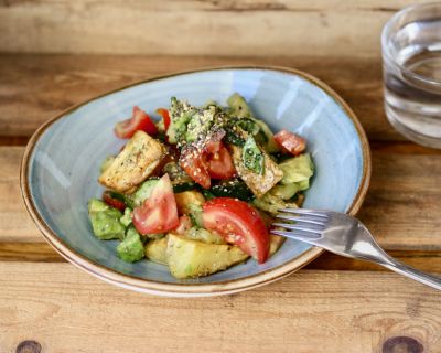 Lauwarmer Sommersalat mit Ofenkartoffeln