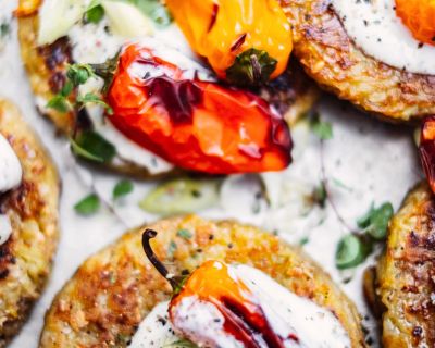 Kartoffel-Zwiebel-Puffer mit Kräuter-Joghurt-Dressing und Mini-Ofenpaprika