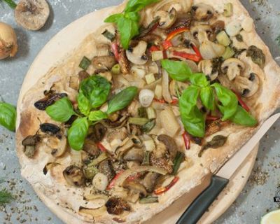 Vegane Pizza mit Champignons und Feigen