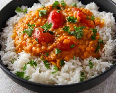 Einfaches rotes Linsencurry mit Kirschtomaten