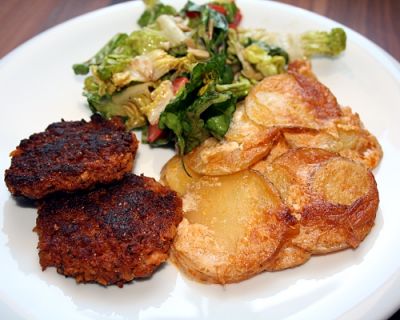 Sojafrikadellen mit Kartoffelgratin und Salat