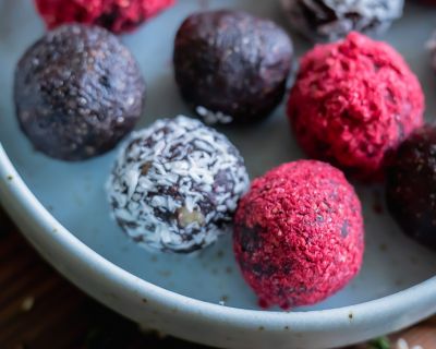 Energy Balls mit Nussmus & getrocknete Beeren