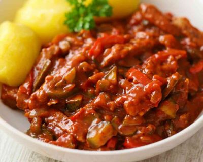 Veganes Gulasch mit Sojaschnetzeln und Gewürzgurken