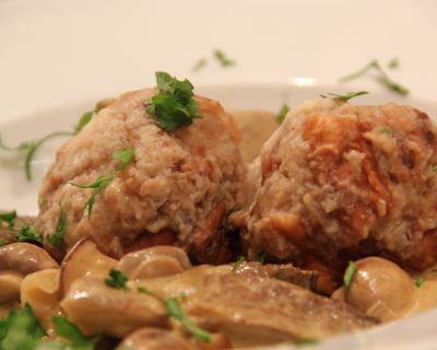 Semmelknödel mit Pilzragout